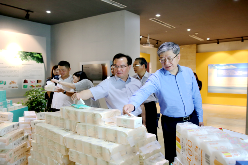 2019年 5月22日，时任浙江省社会组织综合党委专职副书记、省民政厅社会组织管理局局长蔡国华莅临优游UB8纸业调研企业发展情况和党建工作