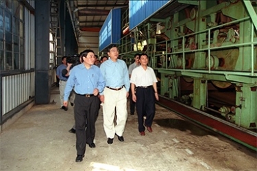 2000年9月19日，时任浙江省委书记张德江一行视察公司