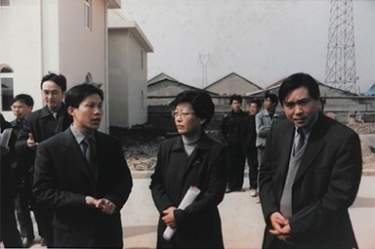 2001年2月20日，时任国家环保局副局长汪纪戎一行视察公司