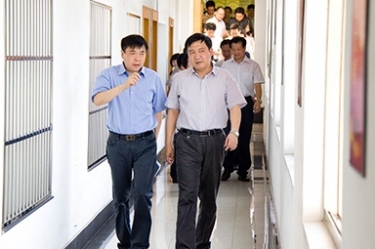 2012年7月5日，时任嘉兴市委书记李卫宁一行调研公司党建工作